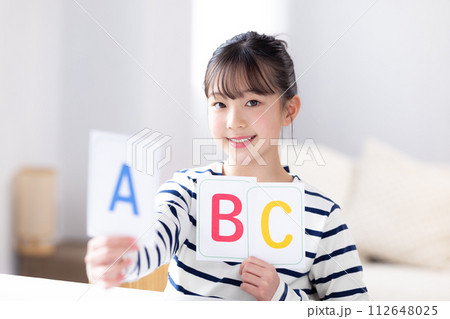 英語 アルファベットカードを持っている女の子 英語 アルファベットカードを持っている女の子 112648025