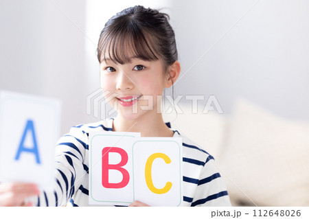 英語　アルファベットカードを持っている女の子 112648026