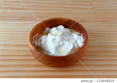 ハチミツをかけた水切りヨーグルト ギリシャヨーグルト 112648029