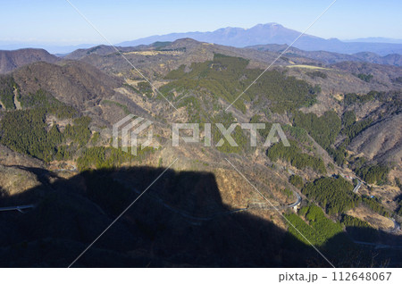 荒船山から望む浅間山と艫岩の影 112648067