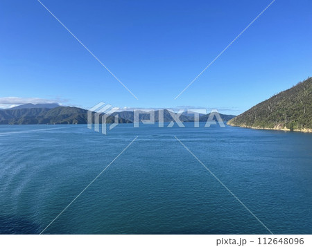 ピクトン（南島）からウェリントン（北島）に向かうフェリーでの景色（ニュージーランド） 112648096