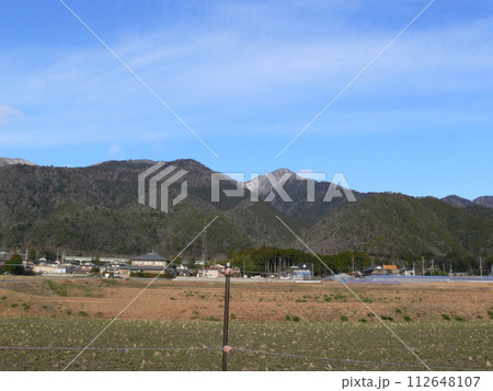 春の山と田んぼ 112648107