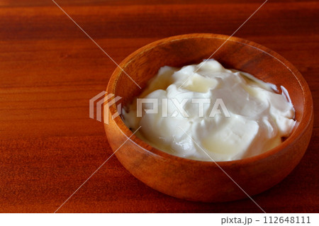 ハチミツをかけた水切りヨーグルト ギリシャヨーグルト 112648111