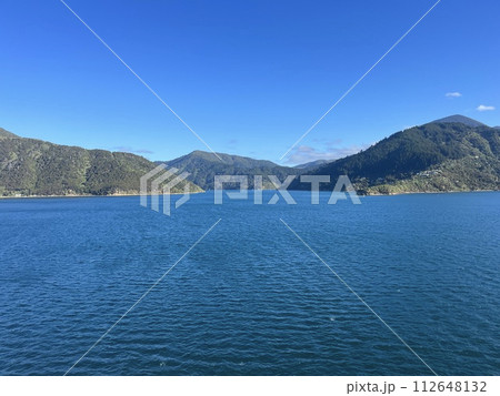 ピクトン(南島)からウェリントン(北島)に向かうフェリーでの景色(ニュージーランド) ピクトン(南島)からウェリントン(北島)に向かうフェリーでの景色(ニュージーランド) 112648132