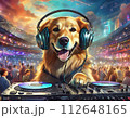 ヘッドフォンをつけてディスクジョッキーをするレトリバー 112648165