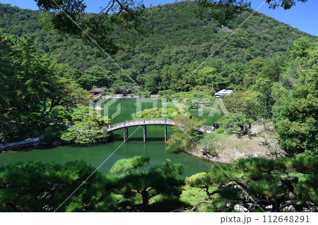 橋の見える高台からの日本庭園 112648291