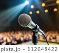 ライトがあたるステージに立つ一本のマイク 112648422