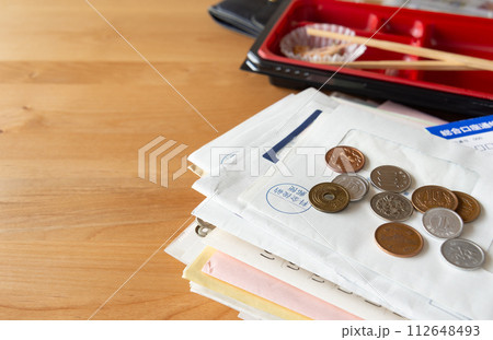 机の上の溜まった書類や郵便物 重要書類を探す 机の上の溜まった書類や郵便物 重要書類を探す 112648493