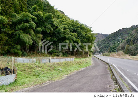 害獣よけの柵のある畑 害獣よけの柵のある畑 112648535