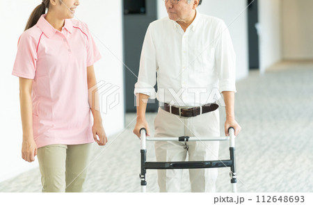 介護施設で働く若い女性とシニア 112648693