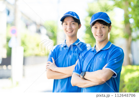 宅急便の男性ドライバー 112648706