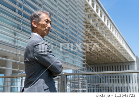 ビジネスマン　シニア男性　オフィスビル 112648722