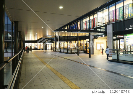 府中駅からショッピングモールに続く通路 112648748