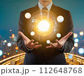 手に明かりを持つビジネスマン　エネルギー 112648768