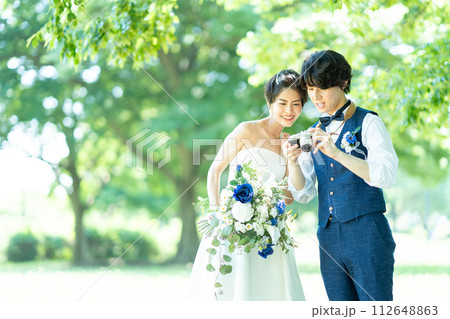 写真を撮る新郎新婦 112648863