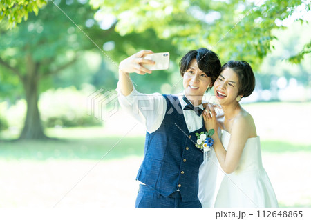 写真を撮る新郎新婦 写真を撮る新郎新婦 112648865