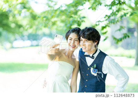 スマホで写真を撮る新郎新婦 スマホで写真を撮る新郎新婦 112648873