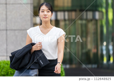 街を歩く女性 ビジネスウーマン 街を歩く女性 ビジネスウーマン 112648925