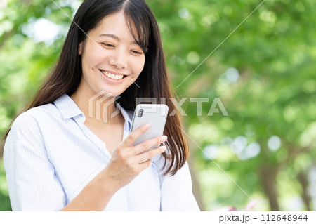 スマホを見る若い女性 112648944