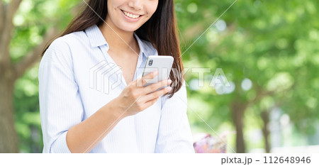 スマホを見る若い女性 112648946
