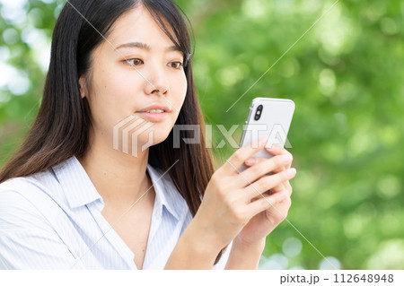 スマホを見る若い女性 112648948