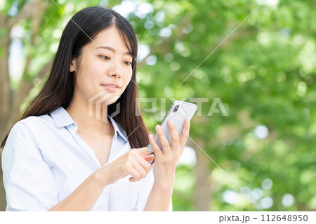 スマホを見る若い女性 112648950