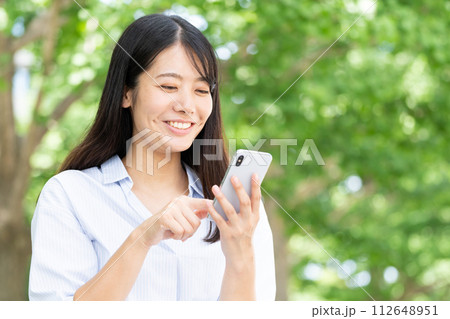 スマホを見る若い女性 112648951