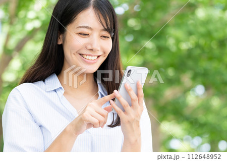 スマホを見る若い女性 112648952