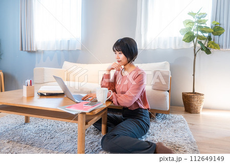 自宅で勉強/リモートワークをする女性 112649149