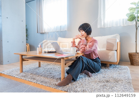 自宅で勉強/リモートワークをする女性 112649159