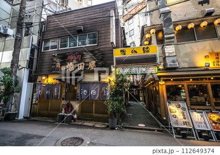 日本の横浜都市景観 3月。横浜駅前の飲み屋街・狸小路や横浜ベイブリッジのマンホールなどを望む 112649374