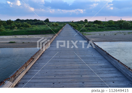 京都府八幡市・木津川の上津屋橋(流れ橋)と夕日 京都府八幡市・木津川の上津屋橋(流れ橋)と夕日 112649415