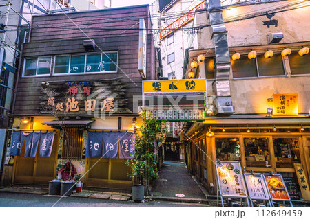 日本の横浜都市景観 3月。横浜駅前の飲み屋街・狸小路などを望む 112649459