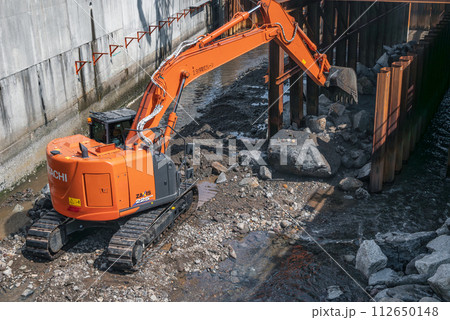 水路の中で作業をする重機 112650148