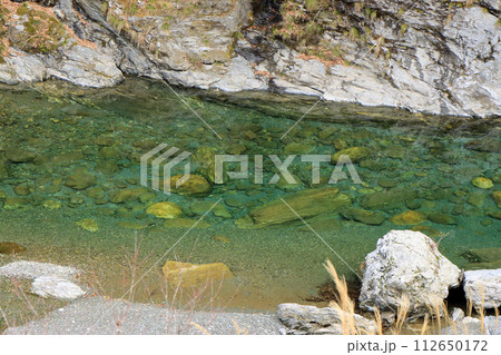 エメラルドグリーンの清流 112650172