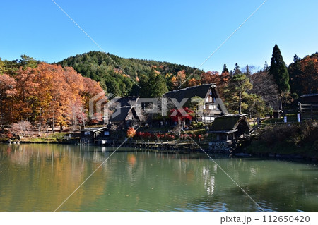紅葉のピークを運変えた飛騨の里 古民家 紅葉のピークを運変えた飛騨の里 古民家 112650420