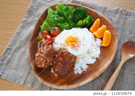 栄養バランスのとれた野菜たっぷりのカラフルで美味しそうな木の器のロコモコの料理 112650674
