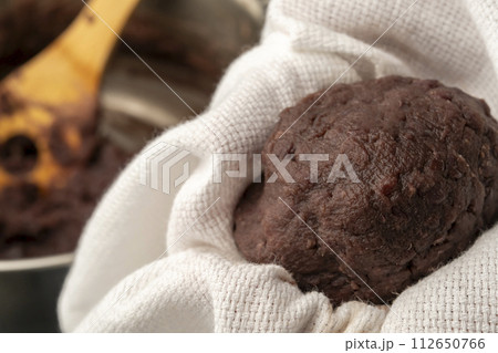 おはぎ　手作りおはぎ　あんこでご飯を包む 112650766