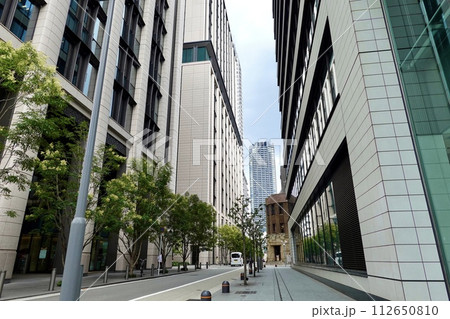 御堂筋の伏見町3の交差点から東側を見てレトロな芝川ビルが見える風景　大阪市中央区 112650810