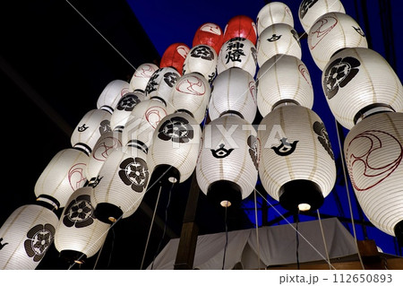 祇園祭　宵闇迫る室町通の白楽天山の提灯が輝く風景　京都市中京区 112650893