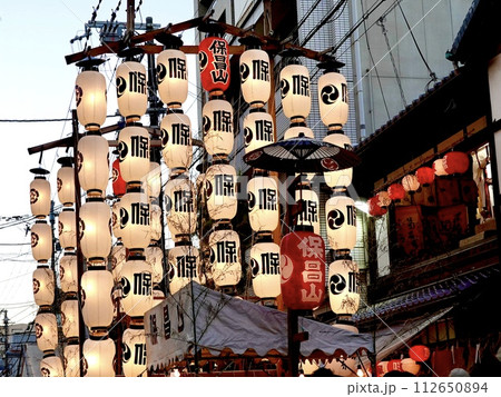 祇園祭　宵闇迫る東洞院通の保昌山の提灯が輝く風景　京都市中京区 112650894
