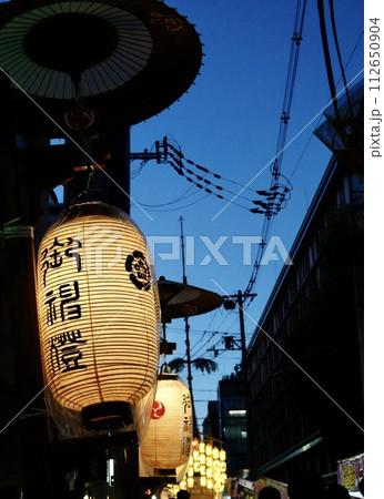 祇園祭 宵闇迫る室町通の鶏鉾の御神燈の提灯 京都市中京区 祇園祭 宵闇迫る室町通の鶏鉾の御神燈の提灯 京都市中京区 112650904