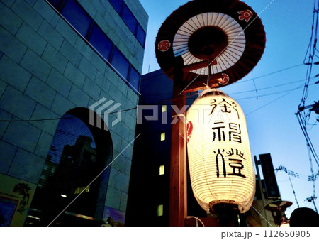 祇園祭 宵闇迫る室町通の鶏鉾の御神燈の提灯 京都市中京区 祇園祭 宵闇迫る室町通の鶏鉾の御神燈の提灯 京都市中京区 112650905