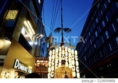 祇園祭 室町通の鶏鉾の提灯が輝く風景 京都市中京区 祇園祭 室町通の鶏鉾の提灯が輝く風景 京都市中京区 112650908