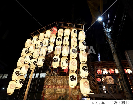 祇園祭 室町通の鶏鉾と町屋二階とをつなぐ渡り廊下と提灯が見える風景 京都市中京区 祇園祭 室町通の鶏鉾と町屋二階とをつなぐ渡り廊下と提灯が見える風景 京都市中京区 112650910