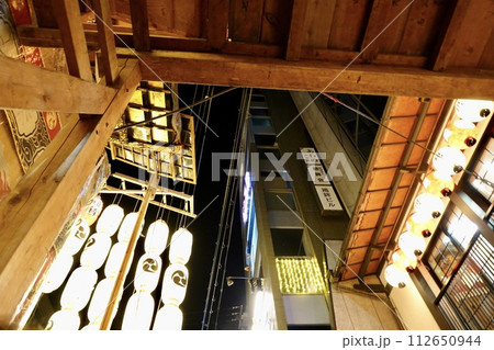 祇園祭 室町通の鶏鉾と町屋二階とをつなぐ渡り廊下を下から見上げた風景 京都市中京区 祇園祭 室町通の鶏鉾と町屋二階とをつなぐ渡り廊下を下から見上げた風景 京都市中京区 112650944