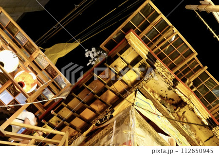 祇園祭 室町通の鶏鉾と町屋二階とをつなぐ渡り廊下を下から見上げた風景 京都市中京区 祇園祭 室町通の鶏鉾と町屋二階とをつなぐ渡り廊下を下から見上げた風景 京都市中京区 112650945