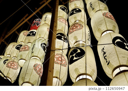 祇園祭　室町通の鶏鉾の提灯が輝く風景　京都市中京区 112650947