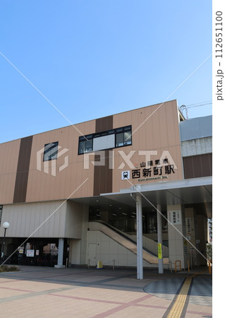青空の下、山陽電車の新しい西新町駅 青空の下、山陽電車の新しい西新町駅 112651100