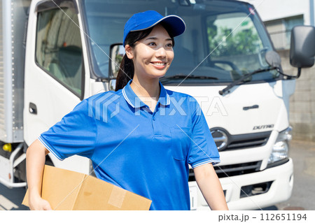 配送する若い女性スタッフ 112651194